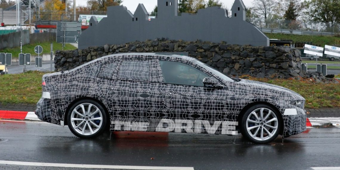 Confrontation inédite : les différences de design entre la BMW 3 Series essence et électrique qui pourraient vous surprendre