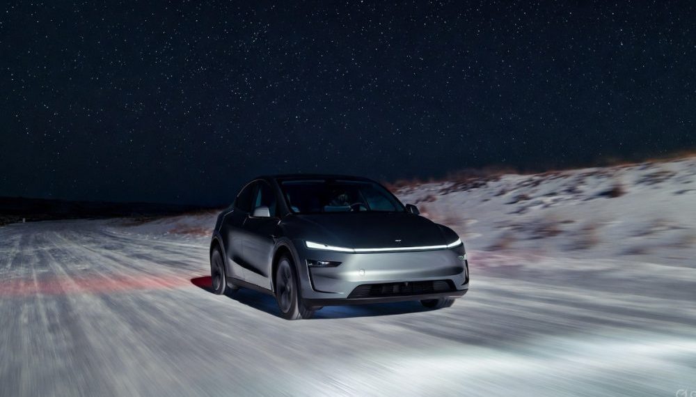 La technologie Tesla Full Self-Driving défie la neige épaisse avec assurance