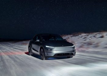 La technologie Tesla Full Self-Driving défie la neige épaisse avec assurance