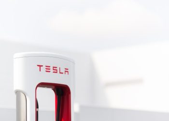 Un nouveau constructeur rejoint la révolution Supercharger de Tesla en 2025 : une alliance à ne pas manquer !