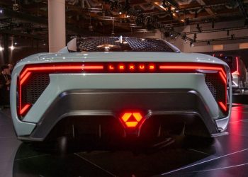 La Lexus LFA électrique : bruit moteur truqué et peut-être des faux passages de vitesse !