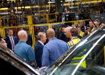 Trump sabote-t-il l’industrie automobile ? Pete Buttigieg s’exprime sur la Kia K4 2026 et le coup dur de 20 milliards de Ford !