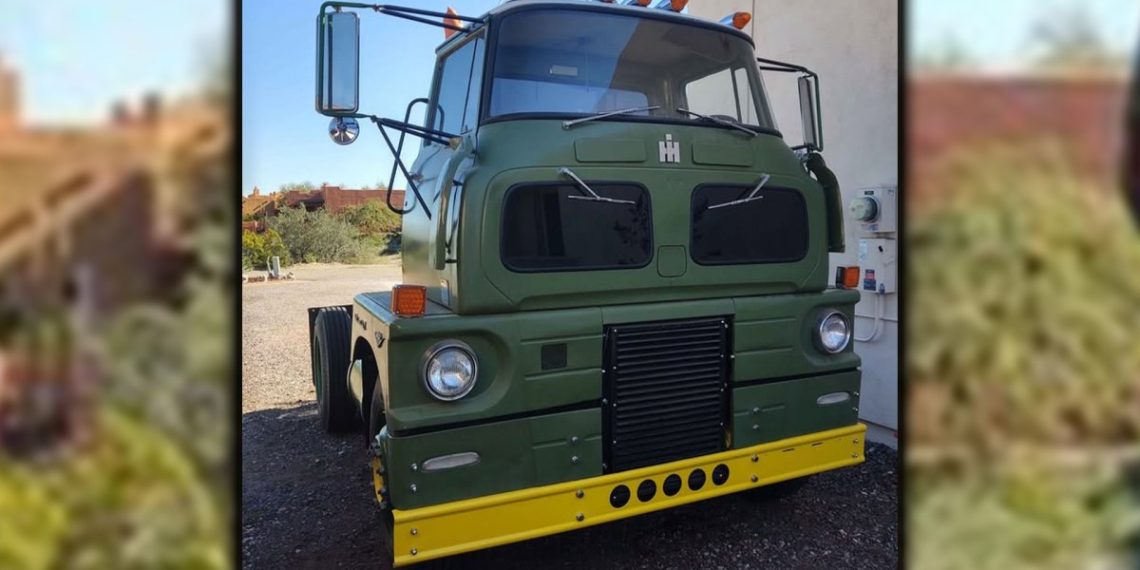 Ce camion 1959 IH à vendre vous surprendra avec ses pare-brise situés sous les genoux du conducteur