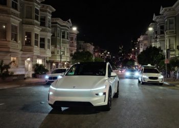 Vous allez être étonné par les différences entre Tesla FSD et Alpamayo, selon le CEO de Nvidia Jensen Huang !