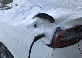 La ruse ingénieuse de Tesla pour libérer vos câbles de charge coincés va vous étonner !