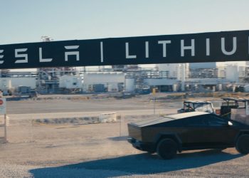 L&rsquo;incroyable coup d&rsquo;envoi de la production dans la mystérieuse raffinerie de lithium de Tesla !