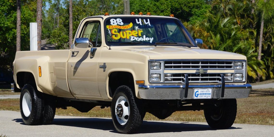 Cette Chevy Squarebody, restée sous son plastique d’origine, s’envole à $100K après 55 miles au compteur !