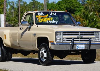 Cette Chevy Squarebody, restée sous son plastique d&rsquo;origine, s&rsquo;envole à $100K après 55 miles au compteur !