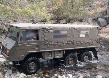 Transformer un Pinzgauer 6×6 en EV tout-terrain : le défi du couple montagneux qui pourrait tout changer !