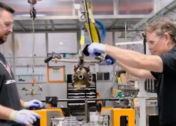 Vous ne croirez jamais comment Jeff Gordon assemble un moteur de Chevy Corvette ZR1X !