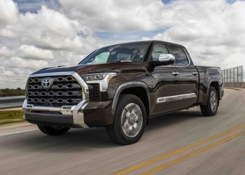 Les constructeurs automobiles jubilent face aux reculs sur l’économie de carburant, mais qui en paiera le prix ?
