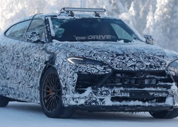 Lamborghini Urus SE Performante 2027 : qu’est-ce que ce mystérieux grand phare sur le toit ?