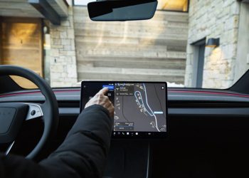 8 milliards de miles parcourus : le surprenant bilan des conducteurs Tesla avec FSD supervisé !