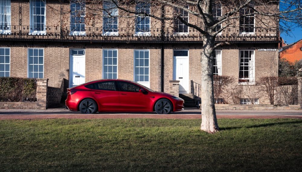 Pourquoi la Tesla Model 3 décroche le prestigieux titre de meilleure voiture électrique 2026 selon Edmunds ?