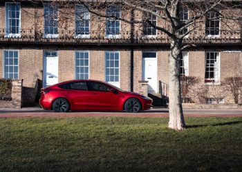 Pourquoi la Tesla Model 3 décroche le prestigieux titre de meilleure voiture électrique 2026 selon Edmunds ?