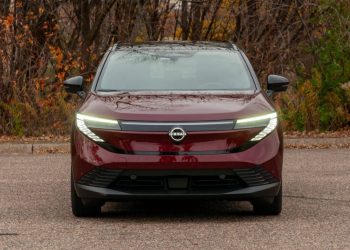 La Nissan Leaf moins chère reportée, Ford propose des batteries EV à 30k, et Stellantis en difficulté financière : ce que cela signifie pour vous !