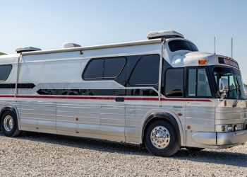 Transformez ce bus GM de 1970 en camping-car pour lancer votre groupe de musique : l&rsquo;aventure vous attend !