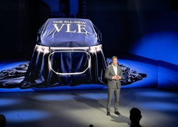 Les concessionnaires Mercedes stupéfaits par leur première rencontre avec le mystérieux van VLE.