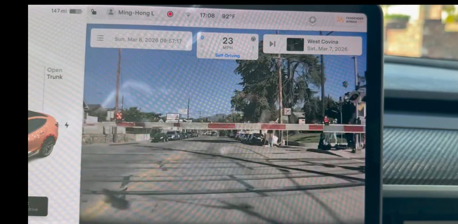 Tesla traversant une barrière ferroviaire