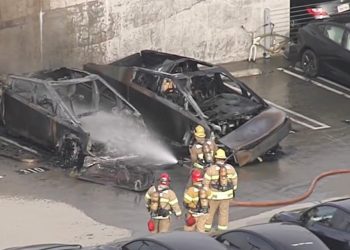 Un mystérieux incendie réduit en cendres deux Tesla Cybertrucks dans un parking à Santa Monica !