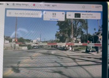 Quand la Tesla &lsquo;Full Self-Driving&rsquo; traverse les barrières d&rsquo;un passage à niveau : la vidéo qui choque !