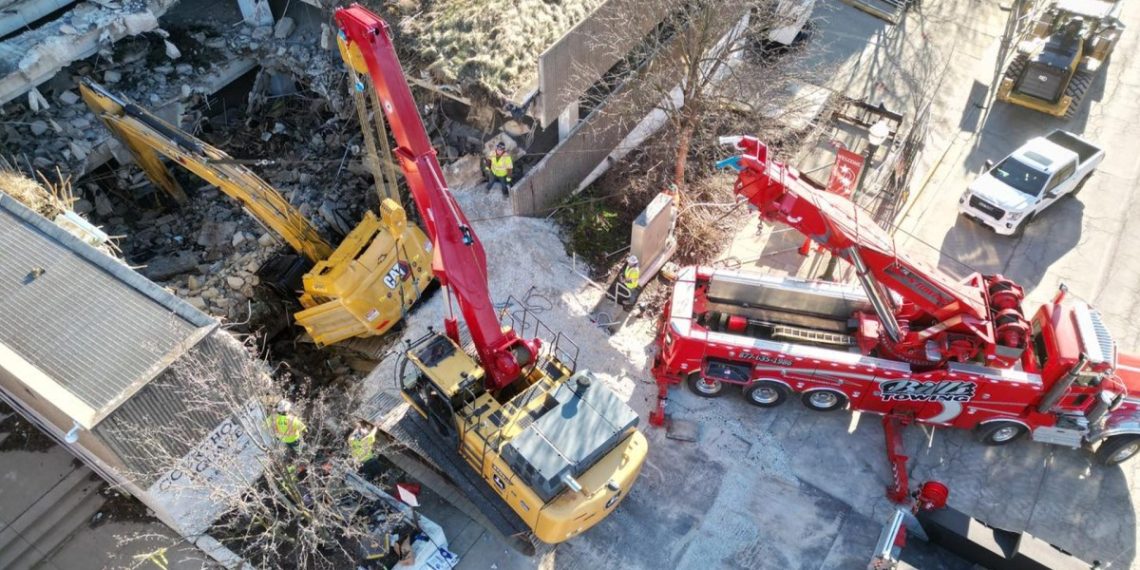 Quand la grue s’effondre dans le parking : le plus grand dépanneur du monde à la rescousse !