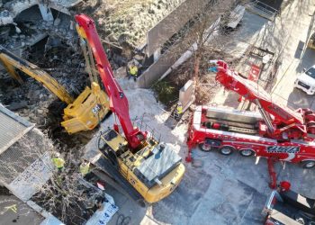 Quand la grue s’effondre dans le parking : le plus grand dépanneur du monde à la rescousse !