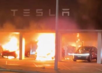 Incendie mystérieux dans un showroom Tesla à Sydney : 3 véhicules réduits en cendres !