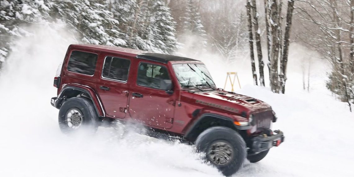 Il prend tous les risques : un homme propulse un Jeep Wrangler V8 392 sur une piste de rallye enneigée