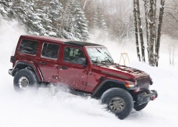 Il prend tous les risques : un homme propulse un Jeep Wrangler V8 392 sur une piste de rallye enneigée