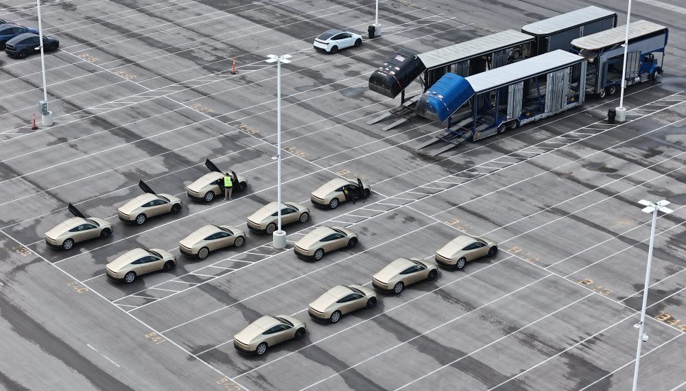 La flotte secrète de Cybercab Tesla révélée à la Gigafactory Texas !
