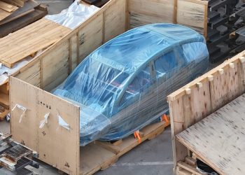 Une voiture mystérieuse de Tesla fait sensation à Giga Texas : qu’y a-t-il vraiment derrière ce dévoilement ?
