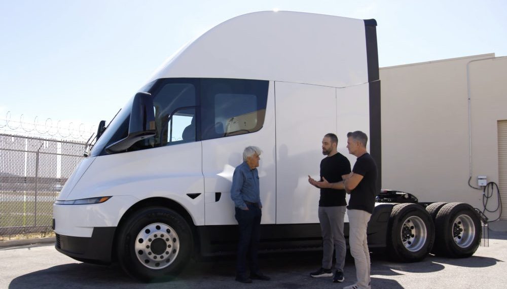 Jay Leno découvre des améliorations surprenantes du Tesla Semi : ce qui va changer la donne !