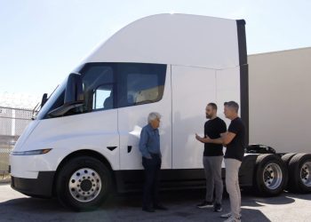 Jay Leno découvre des améliorations surprenantes du Tesla Semi : ce qui va changer la donne !