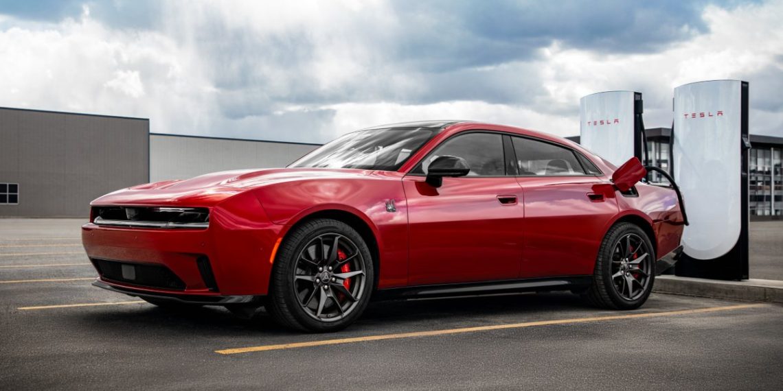 Tesla ouvre ses Superchargeurs aux voitures électriques Stellantis : ce que cela change pour vous !