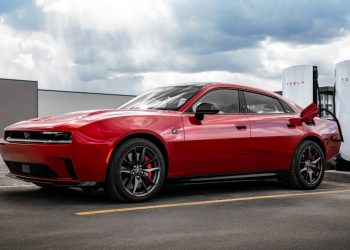 Tesla ouvre ses Superchargeurs aux voitures électriques Stellantis : ce que cela change pour vous !
