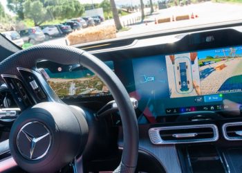 Ce secret de Mercedes : votre voiture mémorise chaque virage pour les refaire en marche arrière !