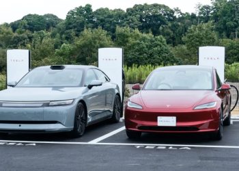 Tesla frappe fort : 1 an de Supercharge gratuit, mais les autres paient 40% de plus !