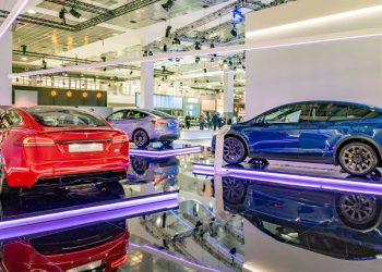 Tesla abandonne les Model S et X, Mercedes dévoile de nouveaux SUV, Jeep Cherokee rencontre un nouveau problème : huit nouvelles qui chamboulent l&rsquo;industrie auto !