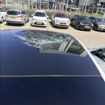 Toit en verre de la Tesla Model Y endommagé