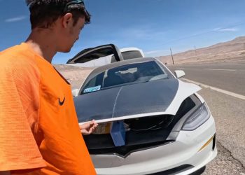 Il utilise une astuce solaire d&rsquo;urgence pour recharger sa Tesla en panne dans le désert !