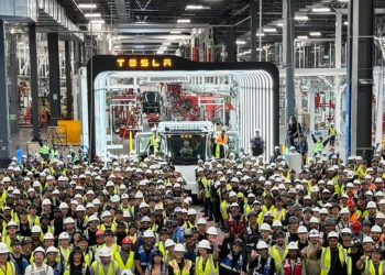 Premiers camions Tesla Semi sortent enfin de l&rsquo;usine : un tournant inattendu pour le transport routier !