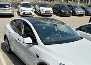 La surprenante survie d&rsquo;une Tesla touchée par des débris de missile iranien en Israël
