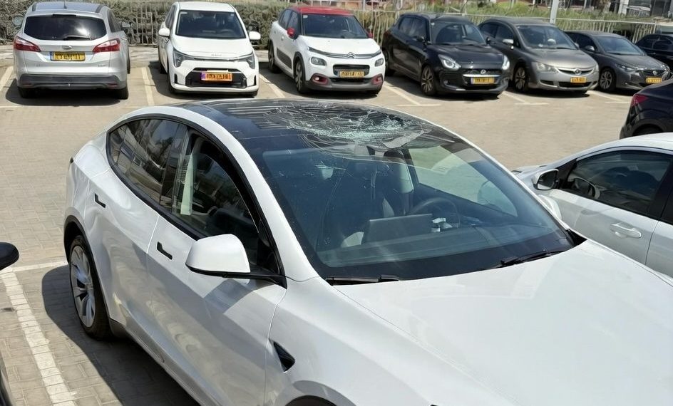 La surprenante survie d&rsquo;une Tesla touchée par des débris de missile iranien en Israël