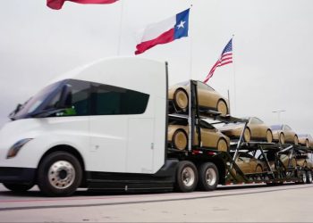 Une flotte secrète de Tesla Semi livre les mystérieux Cybercabs : l&rsquo;ère des Robotaxis commence-t-elle vraiment ?