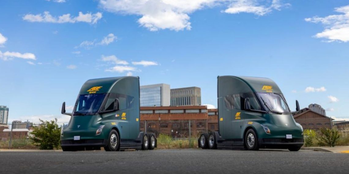 Ces camions électriques Tesla Semi révolutionnent l&rsquo;efficacité industrielle avec leur 1.55 kWh/mile impressionnant