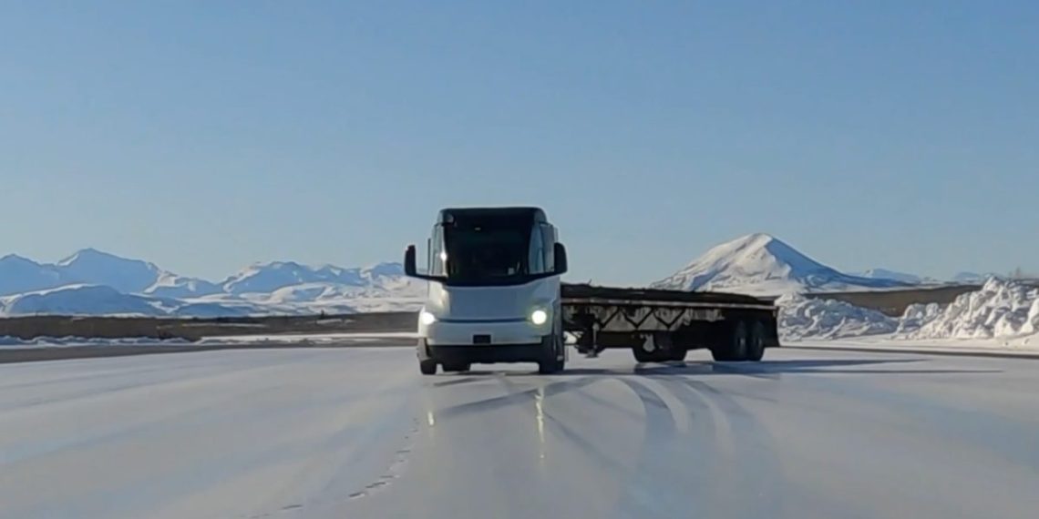 Les incroyables compétences du Tesla Semi pour se sortir de la glace sans déraper