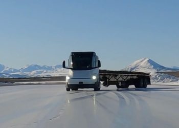 Les incroyables compétences du Tesla Semi pour se sortir de la glace sans déraper