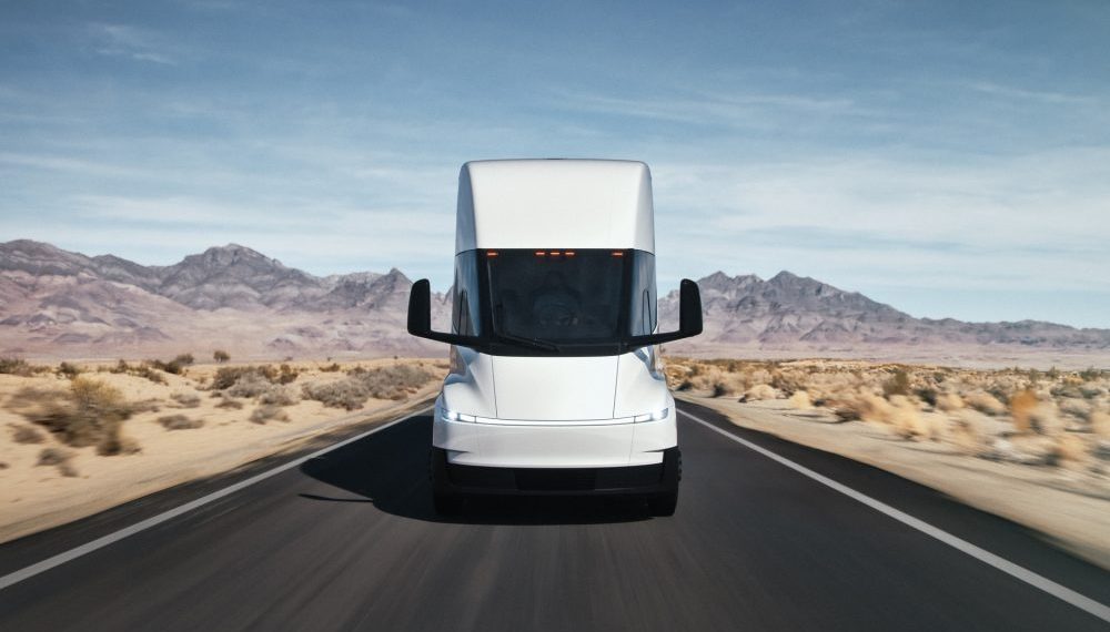 Un mystérieux Tesla Semi aperçu avec un équipement inédit avant son lancement imminent !