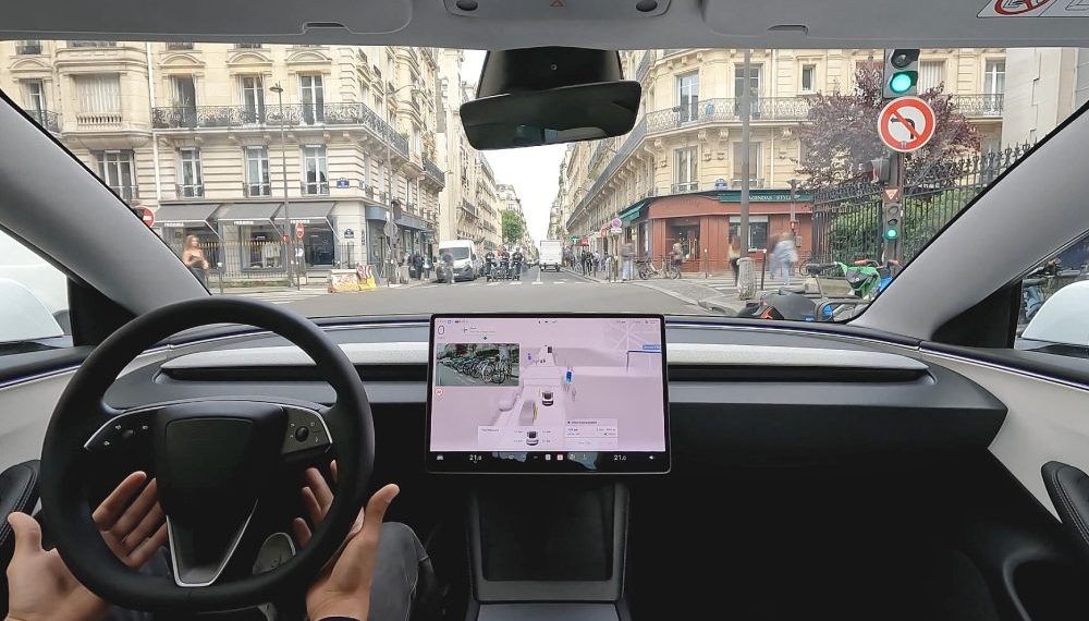 Elon Musk s’insurge : le retard de l’approbation française de la conduite autonome de Tesla alarme les fans
